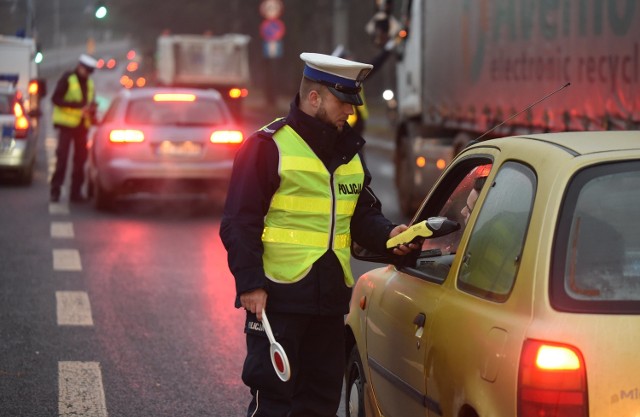W ubiegłym roku w regionie zatrzymano 4331 kierowców „na podwójnym gazie”. Coraz częściej o autach, które jadą „niepewnie”, powiadamiają też policjantów inni kierowcy.