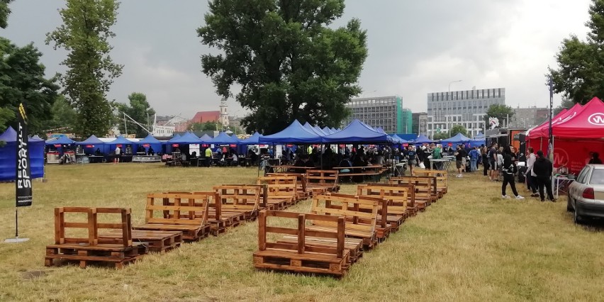 Smakują Wrocław mimo deszczu. Gastro Miasto rozgościło się w ten weekend na Placu Społecznym