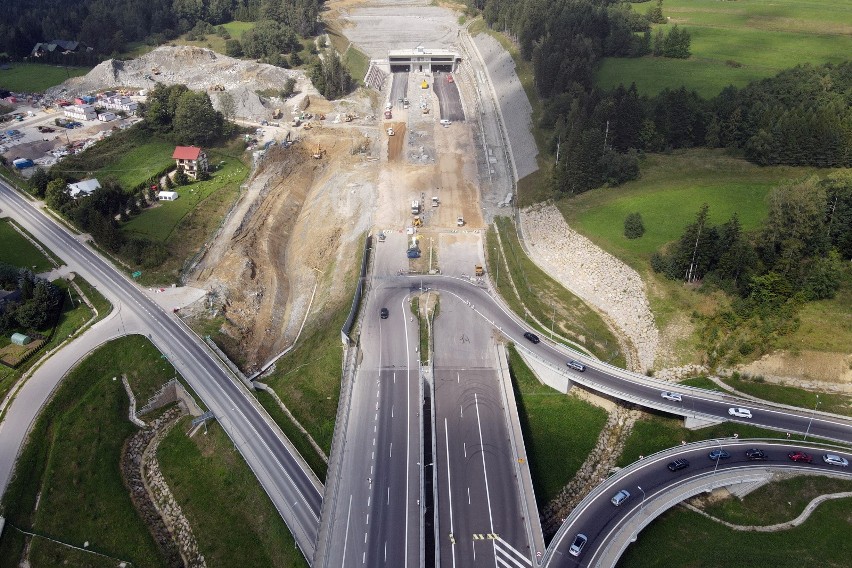 Portal południowy tunelu na "Zakopiance" w miejscowości...