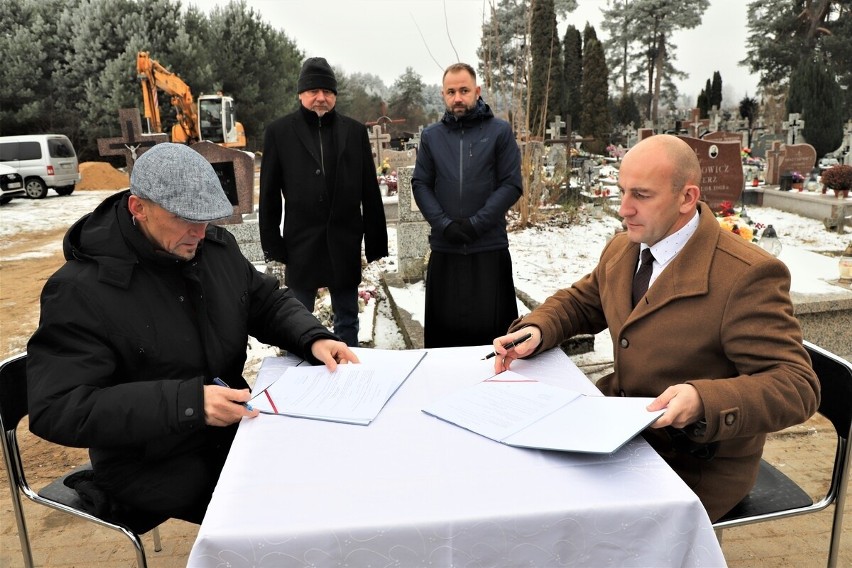 Złożenie artefaktów po ekshumowanych polskich żołnierzach w...