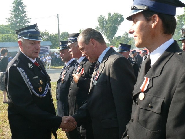 Poseł Mirosław Pawlak, prezes OSP w Mierzawie gratuluje odznaczonym strażakom