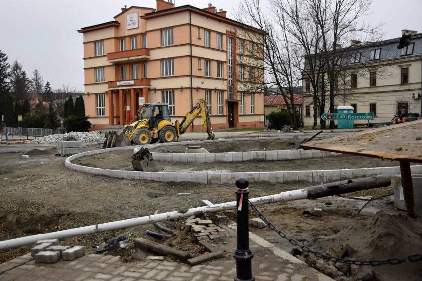 W centrum Jarosławia powstają dwa ronda. Trwa przebudowa placu Mickiewicza [ZDJĘCIA]