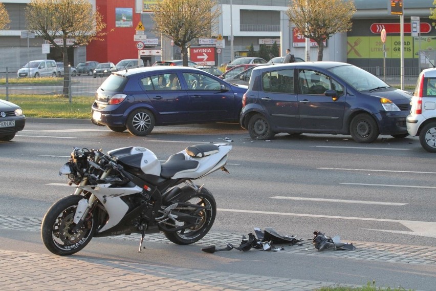 Wypadek motocykla i trzech samochodów na Armii Krajowej