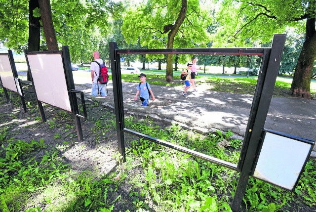 Z wystawy przy bulwarze filadelfijskim pozostały trzy plansze, część opisów i puste stelaże