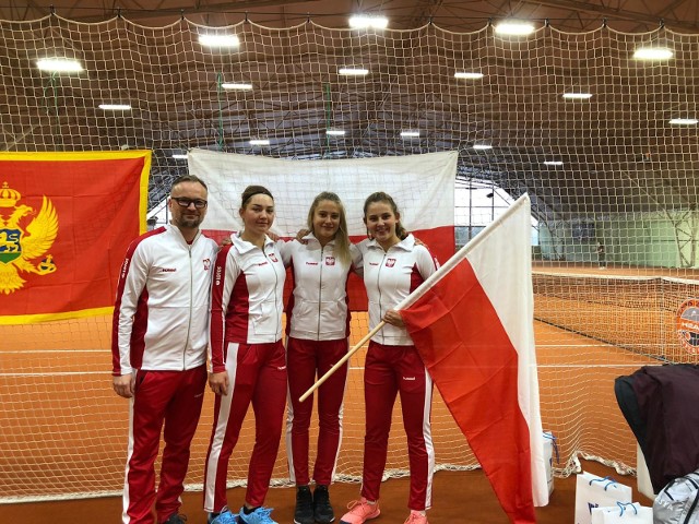 Zuzanna Kubacha (z prawej) z koleżankami i trenerem Mikołajem Weymannem na otwarciu turnieju w Puszczykowie