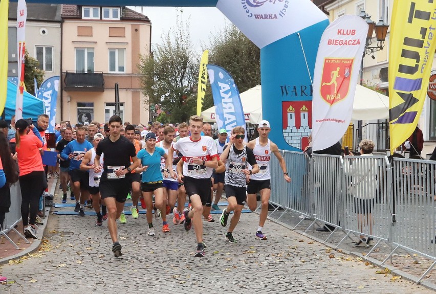 Setki biegaczy wzięły udział w 17. edycji Biegu Pułaskiego w Warce. Zobacz zdjęcia i wyniki