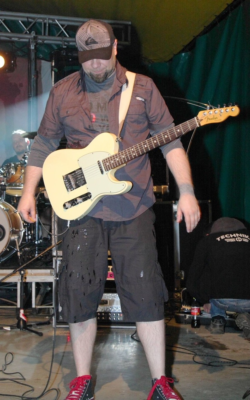 Gitarzysta Carpe Diem tuż po ataku.