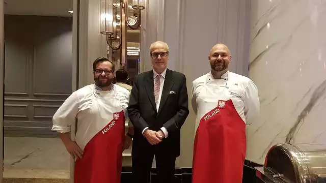 Od lewej: Marcin Budynek, szef kuchni i właściciel restauracji FISZA w Augustowie; Ambasador RP w Kuala Lumpur Krzysztof Dębnicki; Mariusz Olechno, Koku Sushi Chef