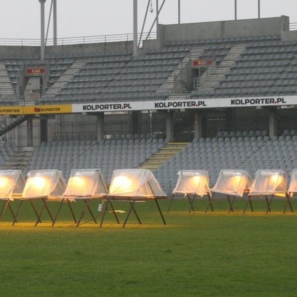 Na płycie stadionu przy ul. Ściegiennego stoją specjalne lampy, by trawa lepiej rosła.