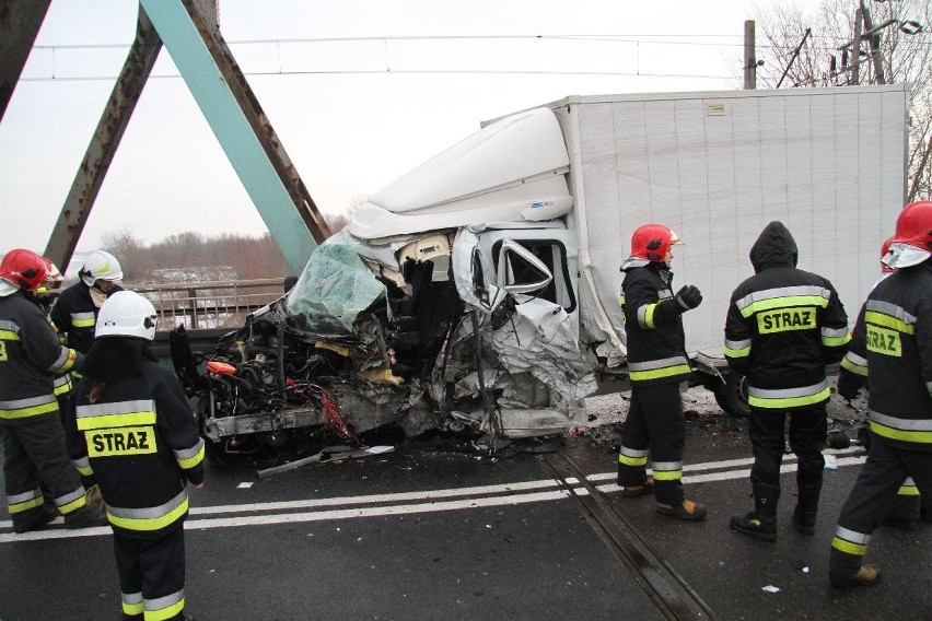 Zderzenie busa z ciężarówką na krajowej trasie w Nagnajowie. Są ranni