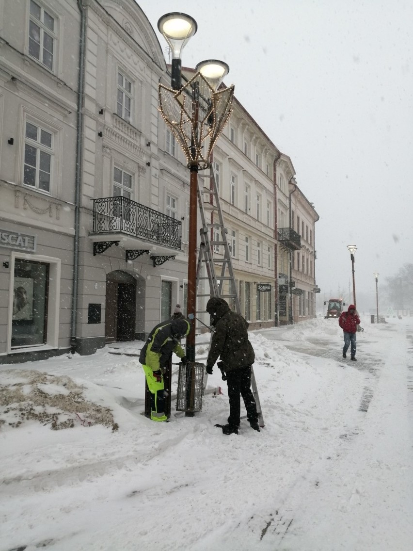 Ulice Lublina trochę mniej kolorowe. Znikają iluminacje bożonarodzeniowe 