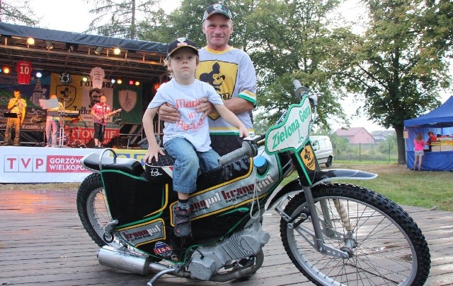 W piątek Andrzej Huszcza przyprowadził na plac festynowy motocykl żużlowy. Wojtek skorzystał z okazji i ma pamiątkowe zdjęcie.