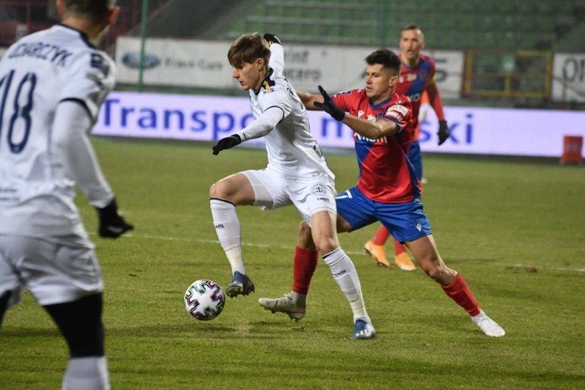 PKO Ekstraklasa. Pogoń Szczecin nowym liderem. Wygrana z Rakowem Częstochowa. Trafił Adrian Benedyczak