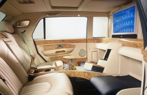 Fot. Bentley: W Bentley’u dodatkowe siedzenia umieszczone...