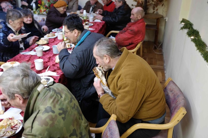 Katowice: Blisko tysiąc osób zjadło wigilijny posiłek dla potrzebujących [ZDJĘCIA]