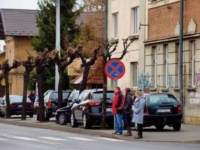 W Rynku policja ściga kierowców. Przed kościołem kolejowym jest mniej stanowcza. W każdą niedzielę takie widoki nikogo tam nie dziwią. Brakuje miejsc postojowych, kierowcy łamią przepisy. FOT. PAWEŁ SZELIGA