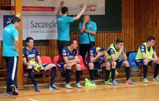 Zawodnicy Pogoni &#8216;04 Szczecin byli załamani po meczu z GAF Jasna Gliwice (8:9). Zadecydowała słaba gra w pierwszej połowie.