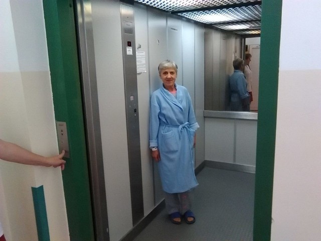 Teresa Tomaszewska, pacjentka szpitala, przyznaje, że chętnie przemieszcza się windą.