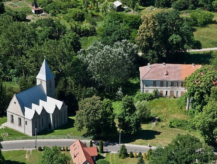 Dwór z przełomu XVIII i XIX wieku. Otoczony parkiem z tego...