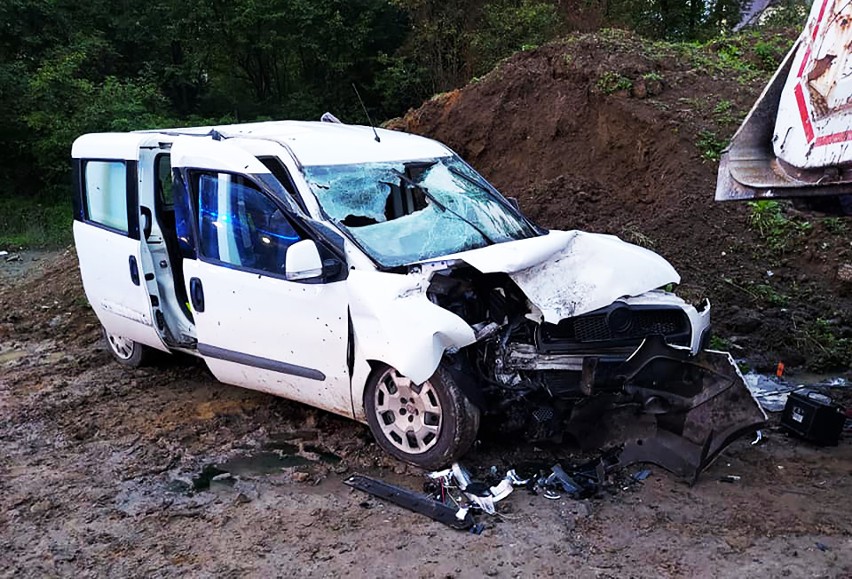 Śmiertelny wypadek pod Mszaną Dolną. Samochód osobowy zderzył się z ciężarówką. Na miejscu śmigłowiec LPR, jedna osoba nie żyje