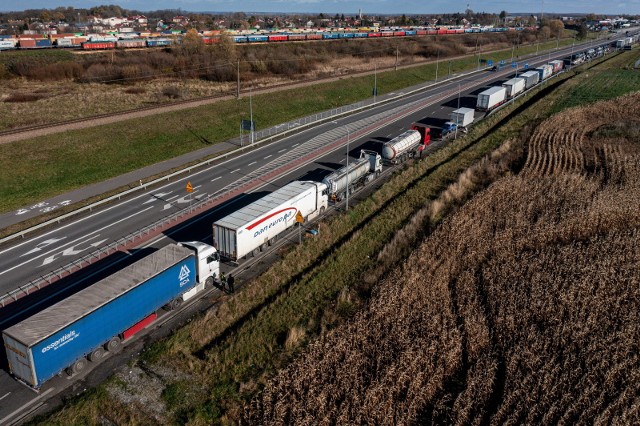 Medyka, 16.11.2023. Kolejka ciężarówek na drodze krajowej nr 28 do polsko-ukraińskiego przejścia granicznego w Medyce, 16 bm. Do 88 godzin, czyli znacznie ponad 3 doby, wydłużył się w czwartek szacunkowy czas oczekiwania dla samochodów ciężarowych na przekroczenie polsko-ukraińskiej granicy przez przejście w Medyce na Podkarpaciu. W kolejce czeka, podobnie jak dzień wcześniej, ok. 1,2 tys. ciężarówek.