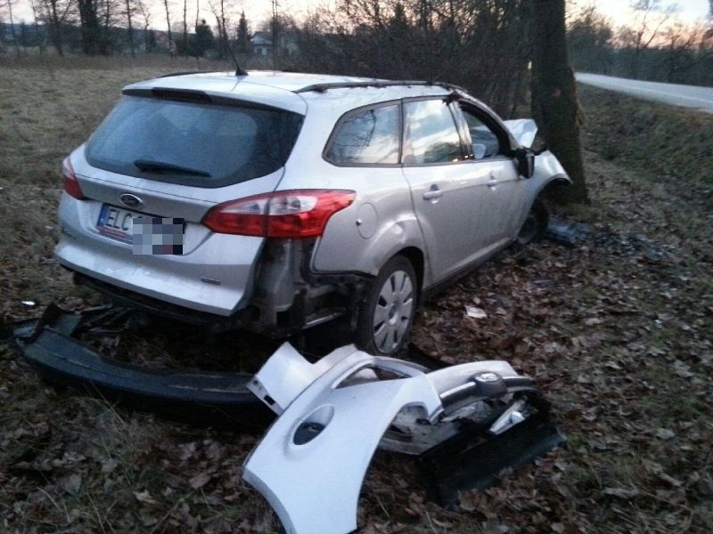 Wypadek w Chechle. Groźne dachowanie! Auto "wyleciało" z trasy i uderzyło w drzewo [zdjęcia]