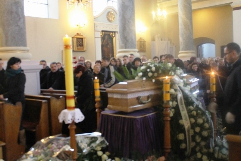 Mszą święta pogrzebowa odbyła się w samo południe w kościele...