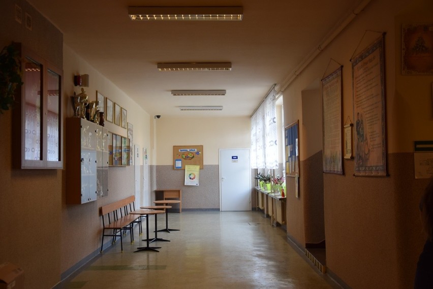 Ciasna szkoła w Zelczynie. Uczniowie na drugiej zmianie uczą się niemal do wieczora