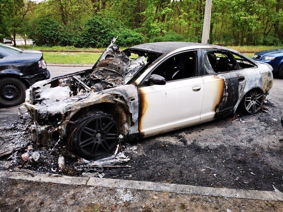 Spalony samochód przy ul. Bydgoskiej w Toruniu [zdjęcia