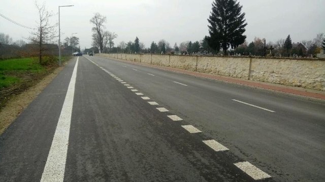 Przebudowana droga powiatowa, czyli ulica Cmentarna w Siennie.