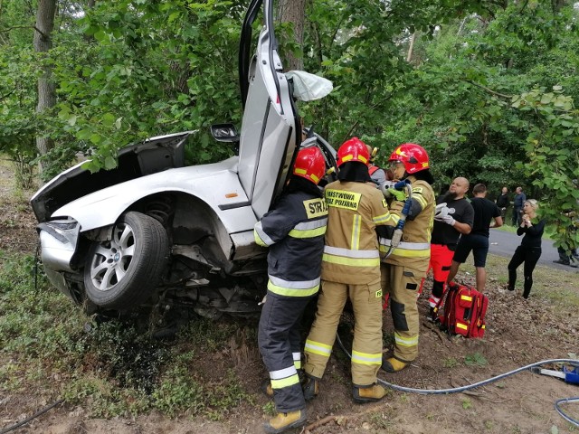 W Okoninie BMW wypadło z drogi, zjechało na pobocze i uderzyło w drzewo. 35-letni kierowca jechał sam, po wypadku znajdował się na wysokości około 1,5 m, był bardzo trudny dostęp do niego, został poważnie ranny