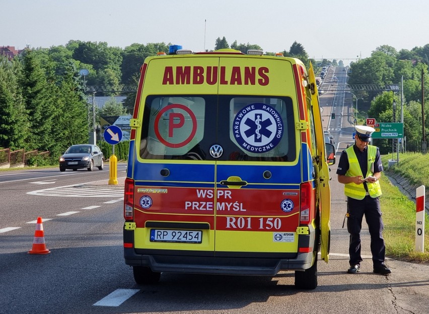 Wypadek na DK 77 w Żurawicy. Kierująca citroenem uderzyła w volkswagena polo. Jedna osoba ranna [ZDJĘCIA]