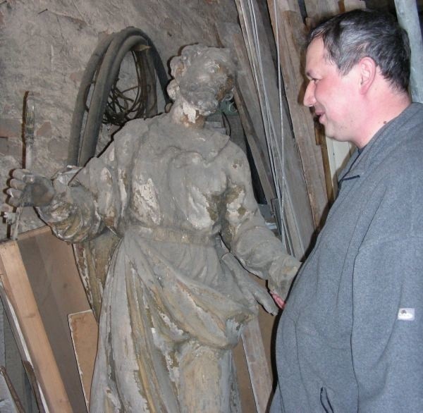 Ks. Józef Bensz i rokokowa figura św. Piotra, która czeka w kolejce do odnowienia.