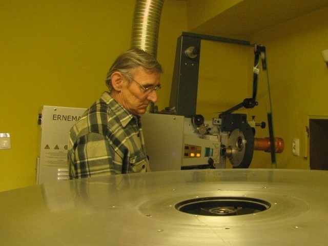 W grudniu do lęborskiego kina Fregata trafi nowoczesny projektor cyfrowy. Na zdjęciu Aleksander Lot, kinooperator Fregaty, który pracuje w lęborskim kinie nieprzerwanie od 1975 roku.