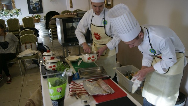 Jesteśmy dumni z 1. miejsca Artura Werońskiego i Pawła Bomby w konkursie gastronomicznym „Świnia Puławska jako rarytas regionalny” w Bydgoszczy - mówi Andrzej Wojciechowski, nauczyciel Zespołu Szkół Centrum Kształcenia Praktyczne-go w Grubnie, który przygotował kucharzy. - Po I etapie byli wśród sześciu wyróżnionych. W II musieli zrobić danie z mięsa ze świni puławskiej. Uczniowie Technikum Żywienia i  Usług Gastronomicznych (kl. IV) przyrządzili polędwicę nadziewaną marmoladą śliwkową z  serem camembert, rozmarynem, kaszotto z  kaszy pęczak z pietruszką i grzybami, buraczki pieczone z  solą i kminkiem, glazurowane w miodzie i winie, sos z wina czerwonego, powideł śliwkowych. Podali na zastawie z  czarnych łupków. Dziękuję im  za  ciężką pracę i pomysłowość. Tak właśnie pracuje się na nagrody. Konkurs zorganizowała -pierwszy raz - ARiMR w Bydgoszczy.