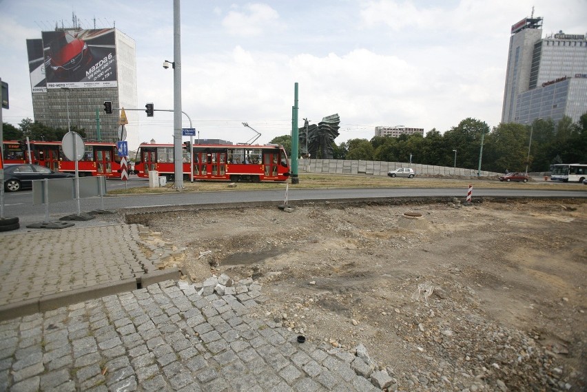 Katowice: Wielka dziura w samym środku miasta [ZDJĘCIA]