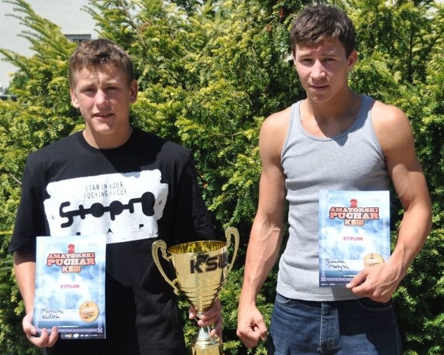 Marcin Kołek (z lewej) przywiózł złoty medal z turnieju MMA w Olsztynie. Jakub Martys (obok) wywalczył tam drugie miejsce. Fot. Piotr Stańczak