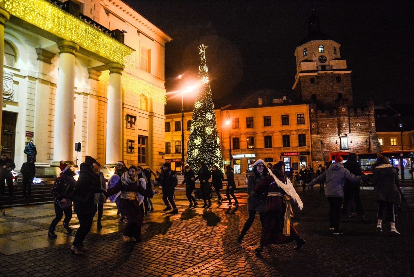 Pod lubelskim ratuszem rozbłysła świąteczna choinka (ZDJĘCIA, WIDEO)