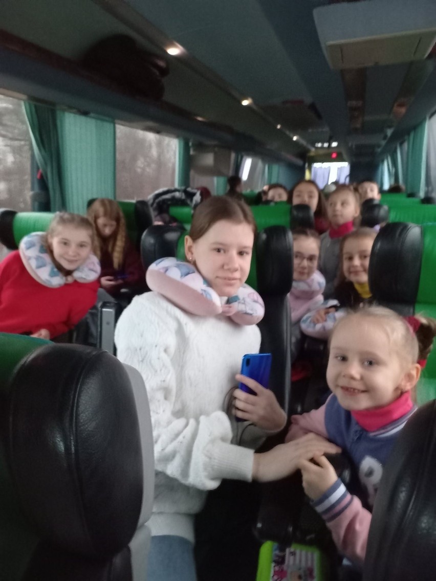 Ukraińskie dzieci uciekają przed rosyjskimi bombami [WZRUSZAJĄCE WIDEO]. Pierwsze z nich są już bezpieczne w Polsce!