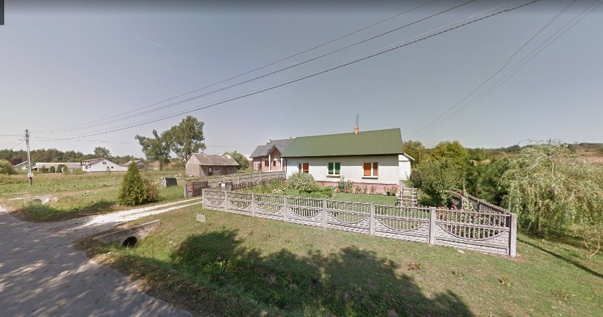Podwole mieści się w gminie Morawica. Wieś liczy 71...