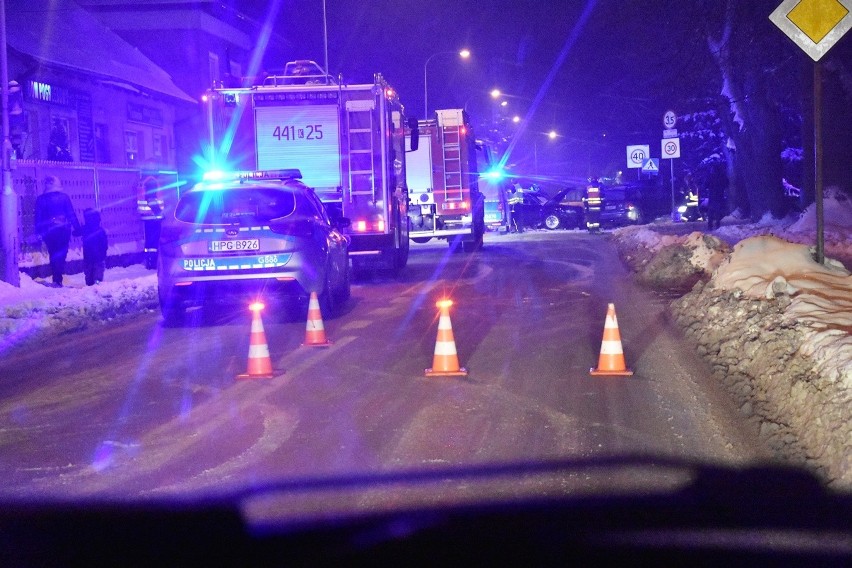 Gorlice. Kolizja na skrzyżowaniu ulic Szpitalnej i Armii Krajowej. Drogę tarasują dwa rozbite samochody. Uważajcie, bo jest bardzo ślisko