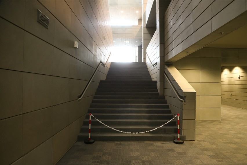 W nowej bibliotece UWr schody są, ale korzystać z nich nie...