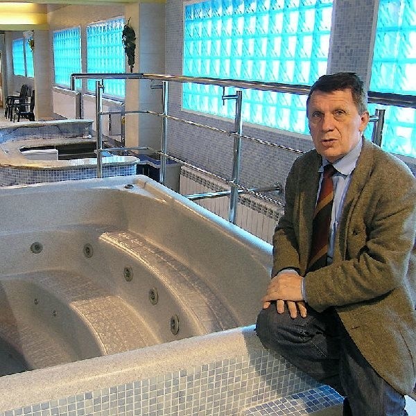 Piotr Sadowski w sali z basenami