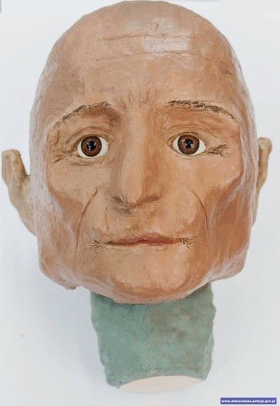 Rekonstrukcja wyglądu twarzy mężczyzny, którego zwłoki znaleziono w Zgorzelcu w 2014 roku, w stanie posuniętego rozkładu.