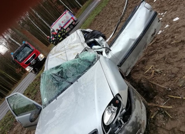 W świąteczny wtorek, 25 grudnia na drodze krajowej nr 11 w okolicach miejscowości Strzelecki Gaj koło Chodzieży samochód osobowy wypadł z drogi i uderzył w drzewo. W wypadku został ciężko ranny kierowca. Zobacz więcej ---->