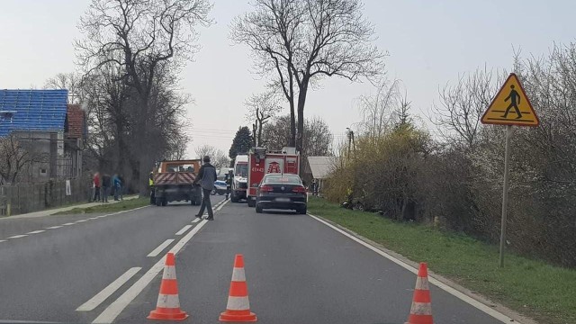 Do zderzenia dwóch samochodów doszło w Słońsku. Na miejscu jest policja, straż pożarna oraz karetka pogotowia ratunkowego. Droga została całkowicie zablokowana.