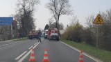 Zderzenie samochodów w Słońsku. Jedno z nich wpadło do rowu. Droga została zablokowana