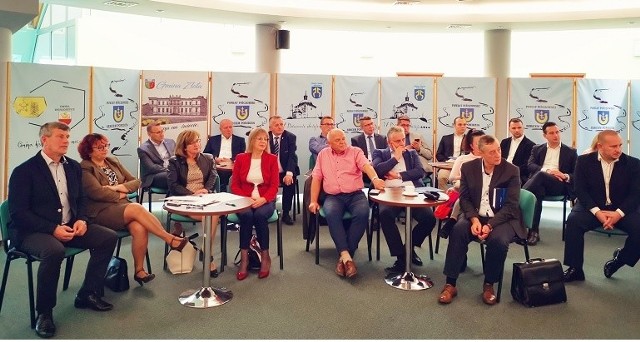 Październikowe spotkanie przedstawicieli samorządów dziewięciu samorządów gminnych i Powiatu Pińczowskiego w sprawie utworzenia porozumienia.