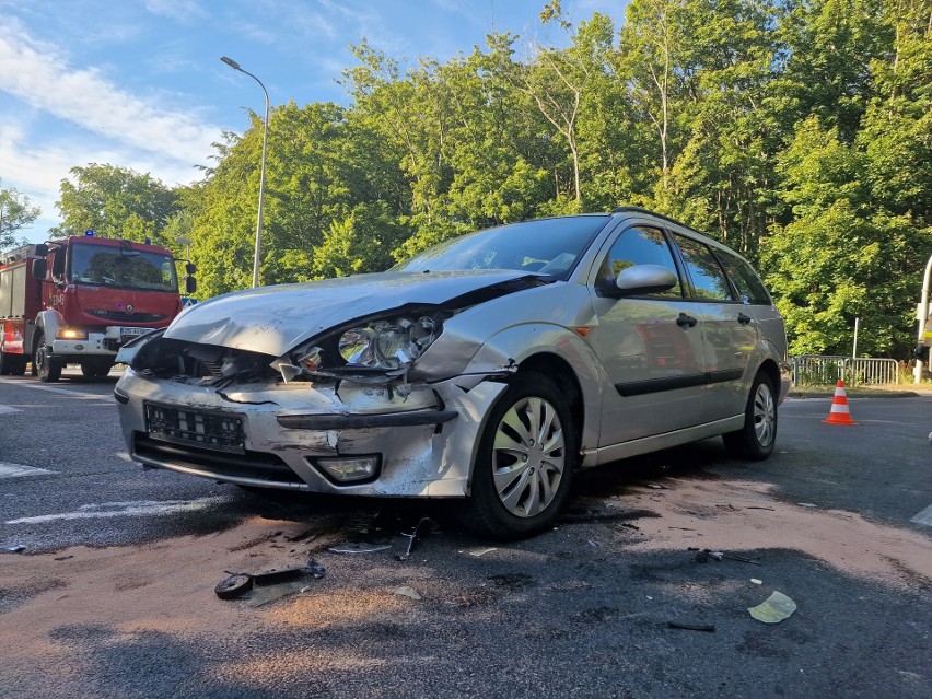 Zderzenie dwóch samochodów na ulicy Piłsudskiego w Koszalinie [ZDJĘCIA]