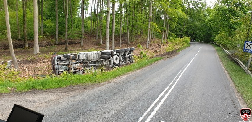 Wypadek ciężarówki na drodze 212.
